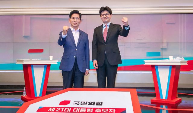 국민의힘 제21대 대통령선거 경선 결선투표에 진출한 김문수(왼쪽), 한동훈 후보가 30일 서울 중구 TV조선에서 TV토론에 앞서 포즈를 취하고 있다. 연합뉴스