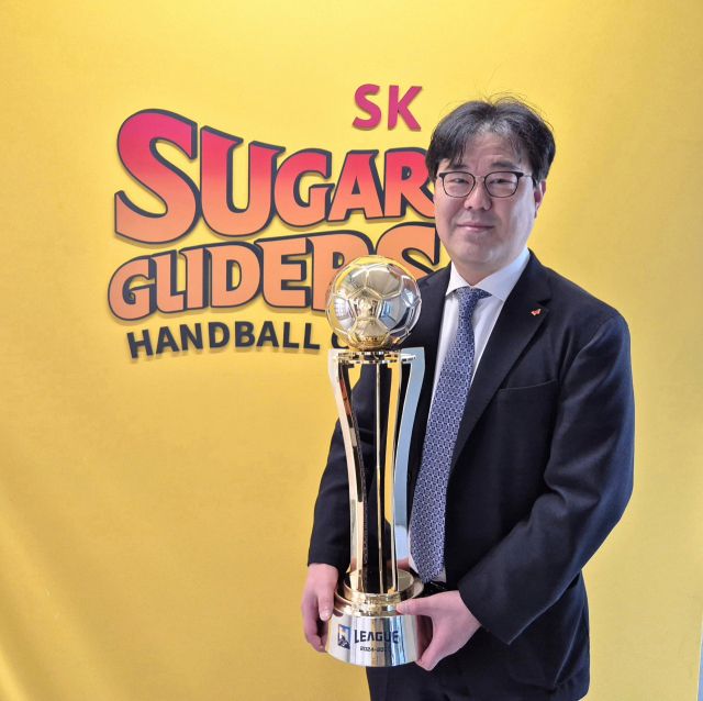 H리그 우승트로피를 들어보이고 있는 김경진 광명 SK 슈가글라이더즈 감독. 임창만기자