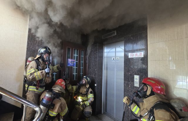 3기 신도시 교산지구 철거 예정건물에서 실화재훈련을 실시하고 있는 하남소방서 대원들. 하남소방서 제공