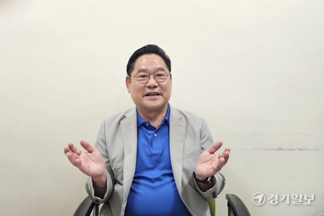 ㈔한국지체장애인협회 경기도협회 장호철 평택시지회장이 경기일보와의 인터뷰에서 밝게 웃고 있다. 윤동현 기자