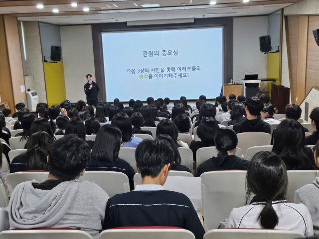이현고등학교 학생들에게 다양한 전문직업을 소개하는 명사 특강에서 김일중 도의원이 강의를 펼치고 있다. 이현고 제공.