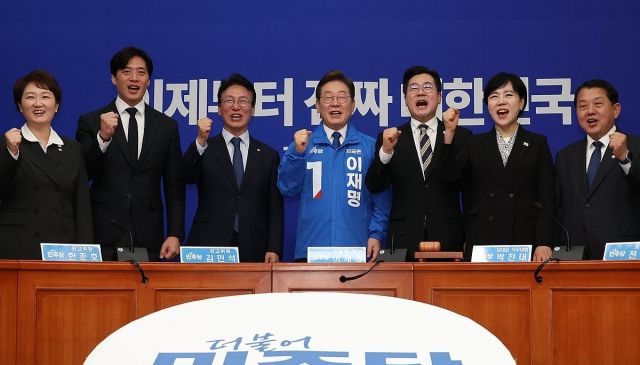 더불어민주당 이재명 대선 후보와 박찬대 당대표 직무대행 겸 원내대표, 최고위원들이 28일 서울 여의도 국회에서 열린 최고위원회의에서 파이팅을 외치고 있다. 연합뉴스