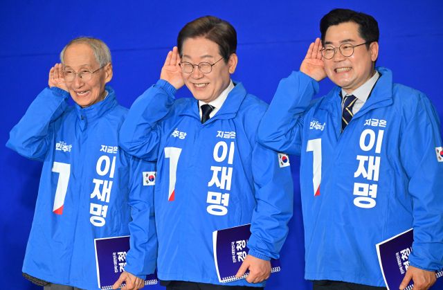 30일 국회 의원회관에서 열린 더불어민주당 제21대 대통령선거 '진짜 대한민국' 중앙선거대책위원회 출범식에서 이재명 대선 후보와 윤여준·박찬대 상임총괄선대위원장이 '경청 퍼포먼스'를 하고 있다.조주현기자