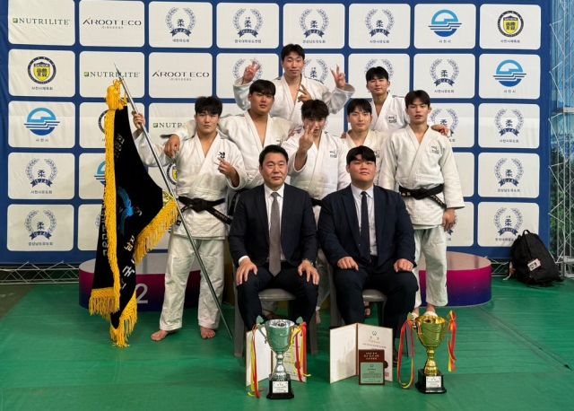 2025 춘계 전국남녀대학유도연맹전 남자부 단체전서 2연패를 달성한 경기대 선수단이 우승기와 트로피를 앞세우고 기념촬영을 하고 있다.경기대 제공