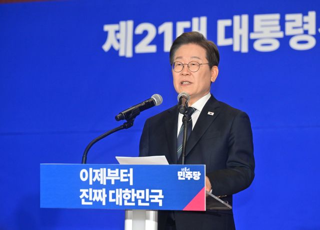 더불어민주당 이재명 대선 후보가 30일 서울 여의도 국회 의원회관에서 열린 더불어민주당 제21대 대통령선거 '진짜 대한민국' 중앙선거대책위원회 출범식에서 연설하고 있다.조주현기자