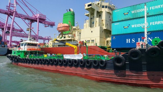 SK인천석유화학이 인천 송도 신항에서 바이오중유 혼합 선박유를 고객사에 공급하고 있다. SK인천석유화학 제공