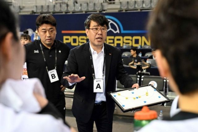 김경진 광명 SK 슈가글라이더즈 감독이 선수들에게 작전을 지시하고 있다.한국핸드볼연맹 제공