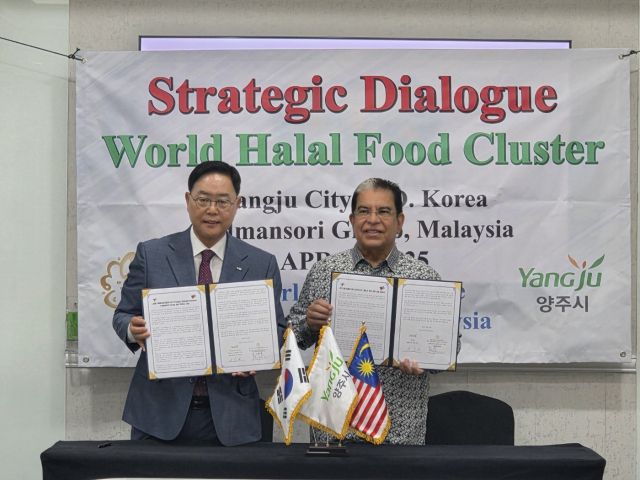 강수현 양주시장(왼쪽)과 텡쿠 레트완 타드만소리그룹 총괄대표와 세계할랄식품 클러스터 사업 추진을 위한 공동 발표문에 서명한 뒤 기념사진을 찍고 있다. 양주시 제공