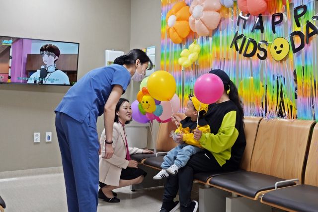의정부을지대학교병원 소아재활치료실 의료진이 환아와 보호자에게 기념 선물을 전달하고 있다. 의정부을지대병원 제공