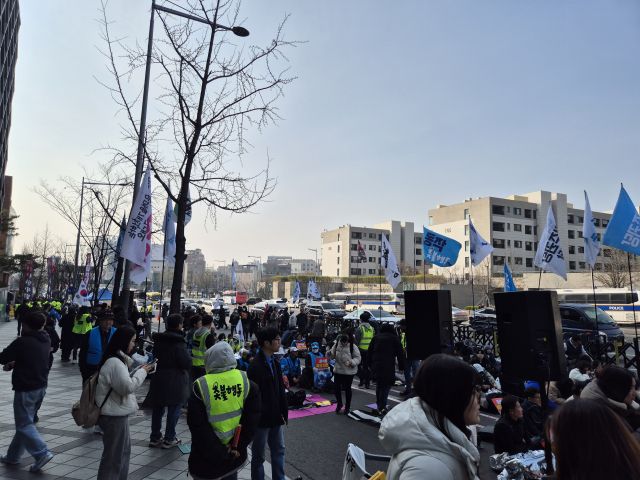 4일 오전 11시께 서울 한남동 대통령 관저 인근 탄핵 찬성 집회 현장. 김한울기자