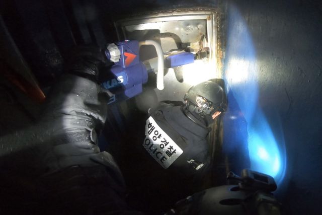 중부지방해양경찰청 서해5도 특별경비단이 불법 조업을 하던 중국 어선에 탑승, 작전을 수행하고 있다. 서해5도 특별경비단 제공