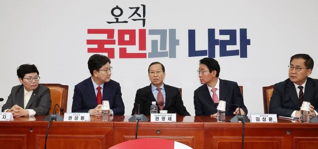 국민의힘 권영세 비상대책위원장과 권성동 원내대표 등 당 지도부가 윤석열 대통령 탄핵심판 선고일인 4일 서울 여의도 국회에서 열린 비상대책위원회의에 참석해 자리하고 있다. 연합뉴스