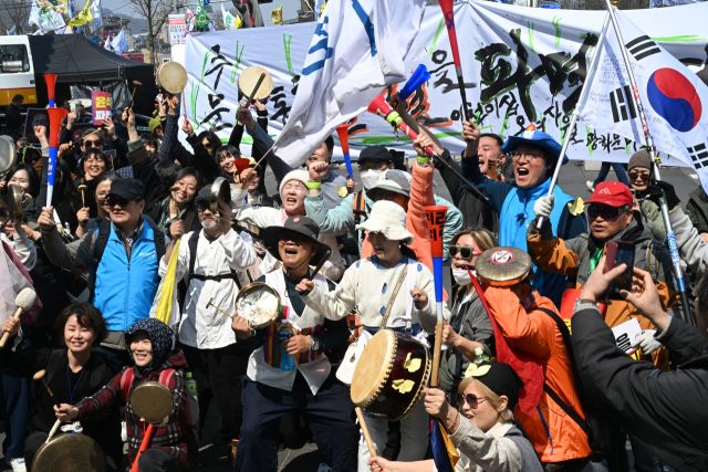 헌법재판소가 재판관 전원일치로 윤석열 대통령 파면을 선고를 한 4일 오후 시민들이 "이겼다"라고 외치며 광화문 방향으로 행진하고 있다.조주현기자