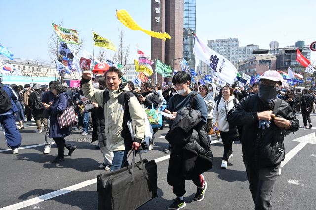 헌법재판소가 재판관 전원일치로 윤석열 대통령 파면을 선고를 한 4일 오후 시민들이 "이겼다"라고 외치며 광화문 방향으로 행진하고 있다.조주현기자