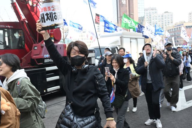 헌법재판소가 재판관 전원일치로 윤석열 대통령 파면을 선고를 한 4일 오후 시민들이 "이겼다"라고 외치며 광화문 방향으로 행진하고 있다.조주현기자