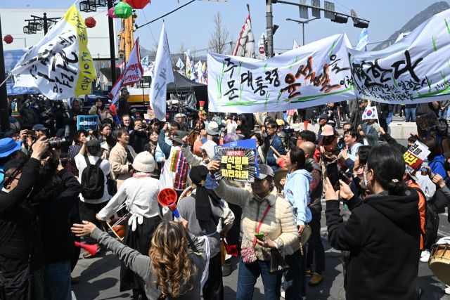 헌법재판소가 재판관 전원일치로 윤석열 대통령 파면을 선고를 한 4일 오후 시민들이 "이겼다"라고 외치며 광화문 방향으로 행진하고 있다.조주현기자