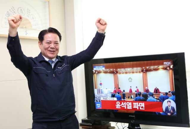 최대호 안양시장이 4일 윤석열 대통령 탄핵 인용에 대해 환영의 입장을 밝히고 있다. 안양시 제공.