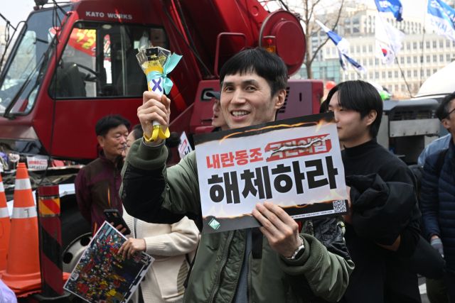 헌법재판소가 재판관 전원일치로 윤석열 대통령 파면을 선고를 한 4일 오후 시민들이 "이겼다"라고 외치며 광화문 방향으로 행진하고 있다.조주현기자