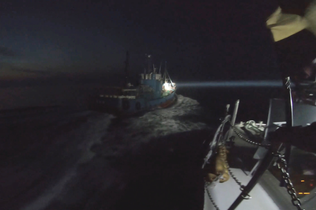 중부지방해양경찰청 서해5도 특별경비단의 정선 명령을 거부한 중국 어선이 도주하고 있다. 서해5도 특별경비단 제공