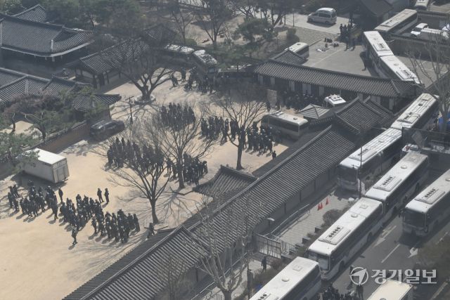 헌법재판소가 윤석열 대통령에 대한 탄핵 심판을 인용한 가운데 4일 오전 안국역 인근에서는 만일의 사태에 대비해 경찰관들이 폴리스라인을 중심으로 진영을 갖추고 대기하고 있다.조주현기자