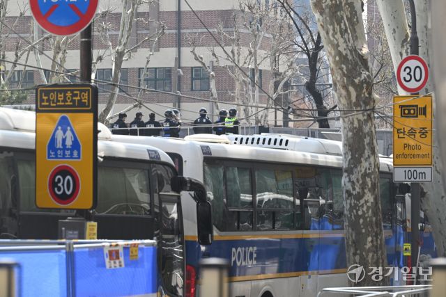 헌법재판소가 윤석열 대통령에 대한 탄핵 심판을 인용한 가운데 4일 오전 안국역 인근에서는 만일의 사태에 대비해 경찰관들이 폴리스라인을 중심으로 진영을 갖추고 대기하고 있다.조주현기자