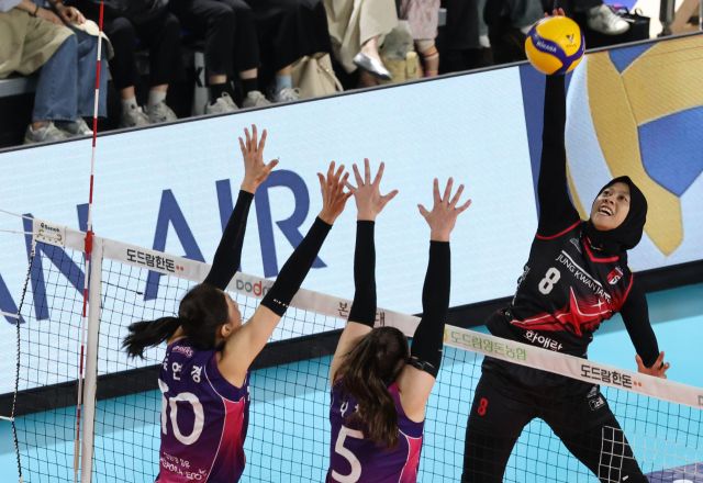 4일 대전 충무체육관에서 열린 프로배구 여자부 챔피언결정전 인천 흥국생명과의 3차전서 대전 정관장 메가가 공격하고 있다. 연합뉴스
