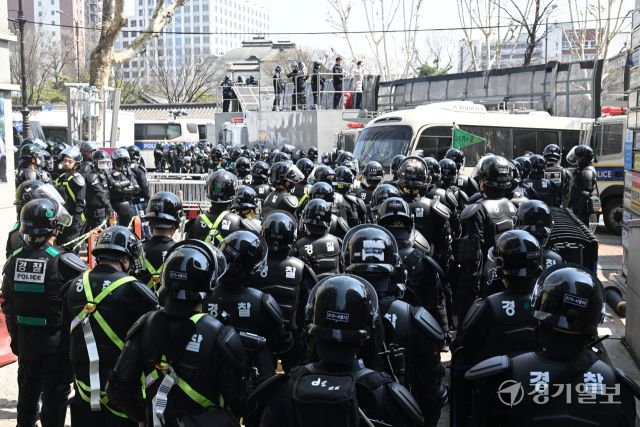 헌법재판소가 윤석열 대통령에 대한 탄핵 심판을 인용한 가운데 4일 오전 안국역 인근에서는 만일의 사태에 대비해 경찰관들이 폴리스라인을 중심으로 진영을 갖추고 대기하고 있다.조주현기자