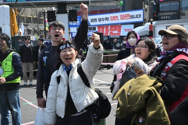 헌법재판소가 재판관 전원일치로 윤석열 대통령 파면을 선고를 한 4일 오후 시민들이 "이겼다"라고 외치며 광화문 방향으로 행진하고 있다.조주현기자