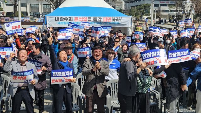 4일 인천시청 앞에서 윤석열 대통령의 탄핵심판을 지켜본 야5당 관계자들이 파면 결정이 나오자 환호하고 있다. 박귀빈기자