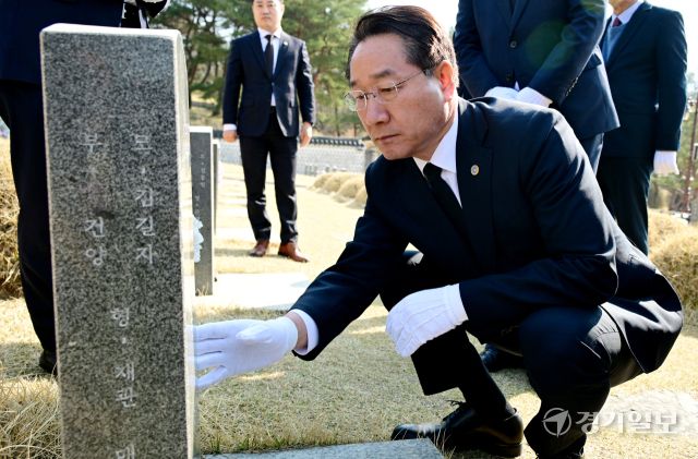 유정복 인천광역시장이 2일 광주광역시 북구 국립5.18민주묘지를 찾아 참배하고 묘역을 살펴보고 있다.인천시제공