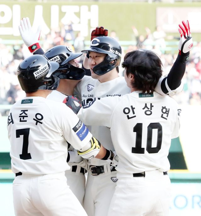 6일 인천 SSG랜더스필드에서 벌어진 ‘2025 신한 SOL Bank KBO리그’ KT와 시리즈 2차전서 9회말 끝내기 안타를 기록한 SSG 랜더스의 오태곤이 동료들과 기쁨을 나누고 있다. 이날 경기는 SSG가 1대0으로 승리했다. SSG 랜더스 제공