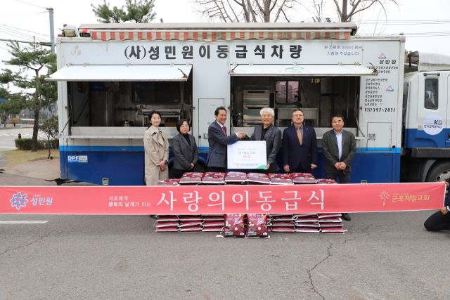 군포농협 이명근조합장이 경북의성 이재민을 돕기 위한 (사)성민원 이동급식차량 관계자에게 쌀 800kg을 전달하고 있다. 군포농협 제공