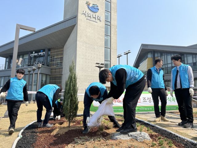 K-water 시화지구는 지역상생 &amp; 소통공간 조성을 위한 식목행사를 개최했다. 시화지구 제공