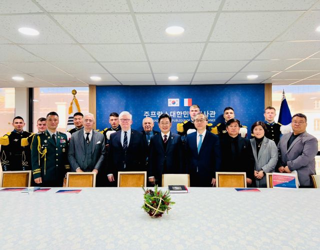 양평군 대표단이 파리-주프랑스 한국대사관을 방문해 기념촬영을 하고 있다. 양평군 제공