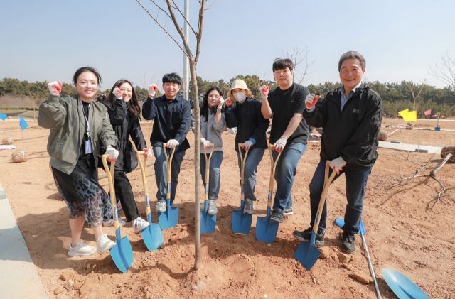 이학재 인천국제공항공사 사장 등 임직원 230여명은 최근 제80회 식목일을 맞아 공항공사 인근 녹지대에서 ‘나의 인생나무 심기’ 행사를 했다. 공항공사 제공