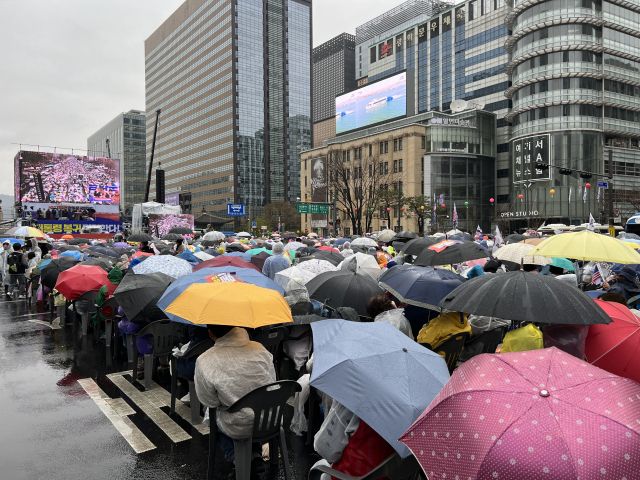 지난 5일 서울 종로구 광화문역 6번 출구 동화면세점 앞에서 보수단체들이 윤석열 전 대통령 파면에 반대하는 대규모 집회를 열었다. 박소민기자