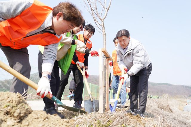광주시 지속가능발전협의회는 지난 4일 경안천습지생태공원에서 ‘걷고 싶은 탄소중립 가로수길 실천 캠페인’을 개최했다.(광주시 제공)