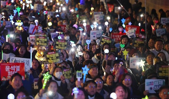 지난달 14일 서울 종로구 광화문 앞에서 열린 '내란수괴 윤석열 즉각 파면 긴급행동' 집회 참가자들이 구호를 외치고 있다. 연합뉴스