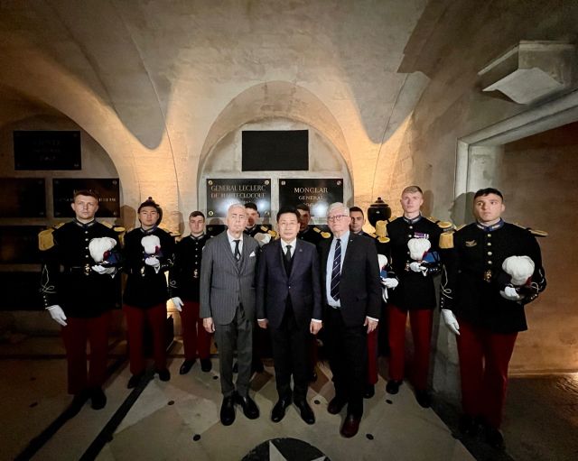 양평군 대표단이 파리-몽클라르 장군 묘소를 찾아 헌화한 뒤 기념촬영을 하고 있다. 양평군 제공