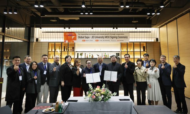 재능대학교와 카자흐스탄 교육기관 협의체 ‘GLOBAL SAPA’가 업무협약(MOU)을 한 뒤 기념촬영을 하고 있다. 재능대 제공