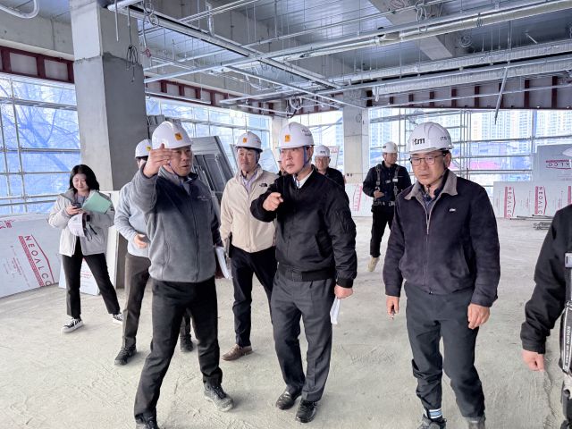 김충범 광주부시장이종합운동장 개보수현장을 방문해 추진상황을 점검하고 있다. 광주시 제공