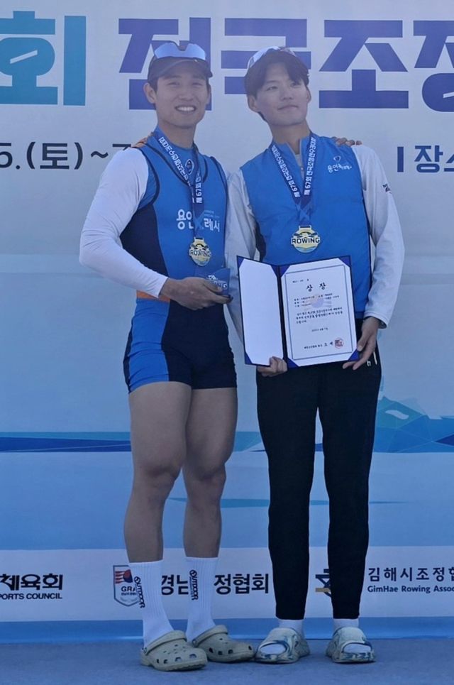 남자 일반부 경량급 더블스컬서 우승한 이종희(오른쪽)와 이재승.용인시청 제공