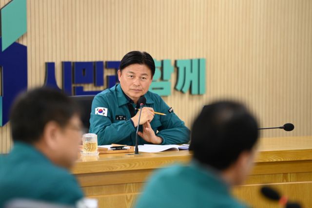 조용익 부천시장이 대통령 탄핵소추한 인용 결정 이후 긴급 간부회의를 열고 민생 안정 대책 마련과 책임감 있는 행정을 강조했다. 부천시 제공