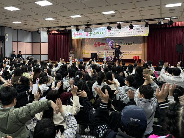 GS파워(사장 유재영)가 지난 5일 부천 삼정종합사회복지관에서 ‘봄을 그리다’를 주제로 한 마을 축제를 열고, 지역주민들과 따뜻한 봄날을 함께 나눴다.GS파워 제공.