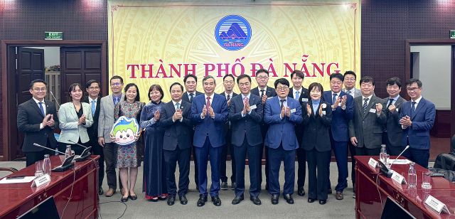 지난2일 베트남 다낭시 종합회의실에서 정장선 평택시장, 이강선 평택상공회의소 회장, 르쭝찐(Lê Trung Chinh) 다낭 인민위원회 위원장(시장) 등 관계자들이 우호 교류 합의서를 체결하고 기념 촬영을 진행 하고 있다.