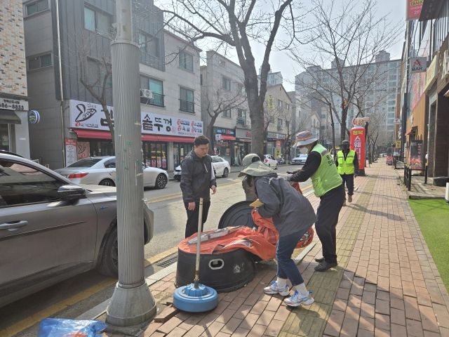 평택시 직원들이 청북읍 옥길리 상가 앞에서 에어라이트를 정비하고 있다. 평택시 제공