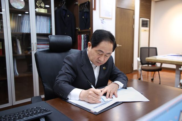 상수원 규제 개선 헌법소원의 빠른 선고를 촉구하는 탄원서를 작성 중인 주광덕 남양주 시장. 남양주시 제공