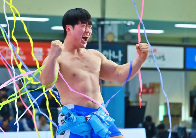 7일 강원도 평창군 진부생활체육관에서 열린 ‘2025 민속씨름 평창오대산천장사씨름대회’ 한라장사 결정전서 남원택(창원시청)을 3대0으로 물리치고 장사에 오른 박민교(용인시청)가 우승 확정 뒤 포효하고 있다.대한씨름협회 제공