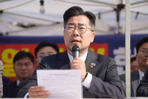 더불어민주당 박찬대 원내대표가 지난 3일 종로구 광화문 천막당사에서 열린 정책조정회의에서 발언하고 있다. 연합뉴스