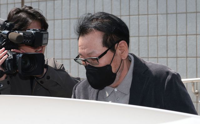 2018년 지방선거 당시 불법 정치자금을 수수한 혐의로 기소된 무속인 '건진법사' 전성배 씨가 7일 서울 남부지방법원에서 열린 불법 정치자금 수수 의혹 관련 재판을 마친 후 나와 차량에 탑승하고 있다. 연합뉴스